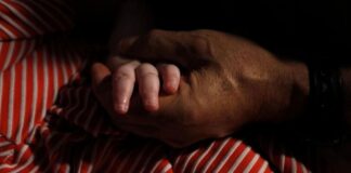 El hombre que vela la última luz de un niño que muere.