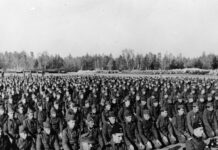 La oración bajo el uniforme: cuando la historia tiembla.